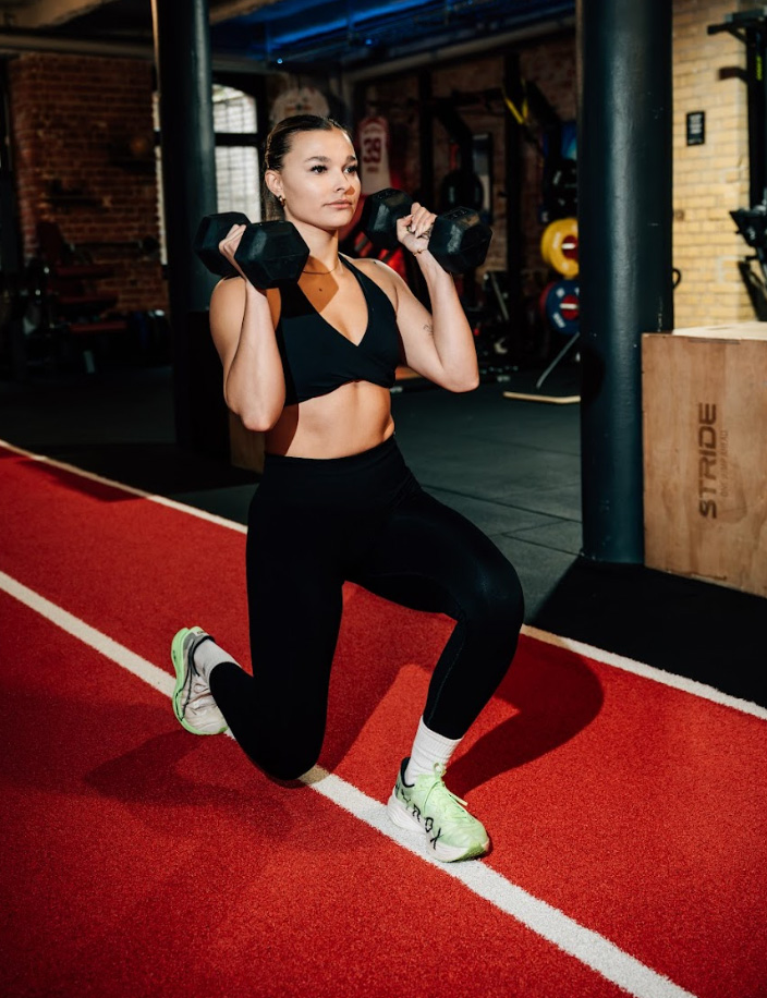 Der Trainer posiert im Fitnessstudio.